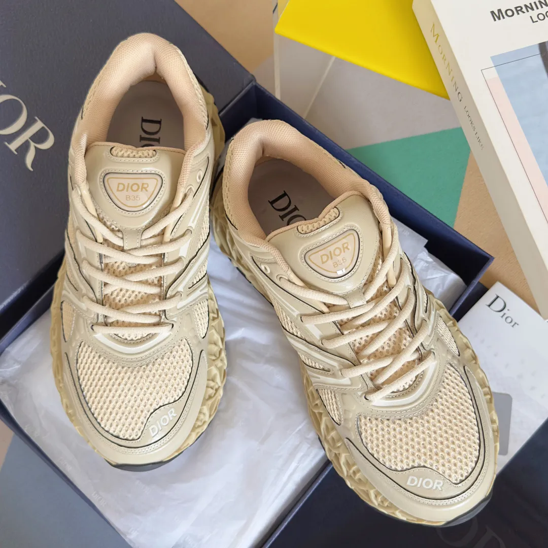 【DIOR】P:800💰 Men's 39-44. (Male 45.46 custom-made) Dior kawa Dior joint 2025ss casual sports shoes‼ ️ Reinterpret running shoes with dior’s haute couture style. b35 is made of fine-textured leather and mesh fabric materials. It can be worn in all seasons, is comfortable and breathable, and has many lines on the shoe body to outline details. It has a full retro three-dimensional feel and can create a casual look all year round!